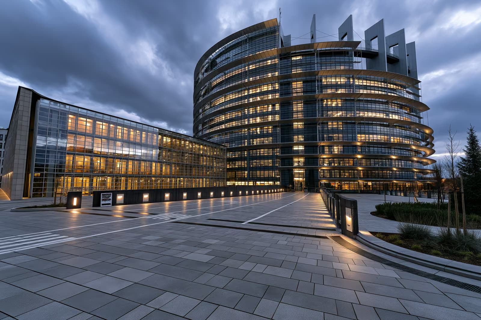 Το κτίριο Berlaymont της Ευρωπαϊκής Επιτροπής στις Βρυξέλλες με σημαίες της ΕΕ έξω.