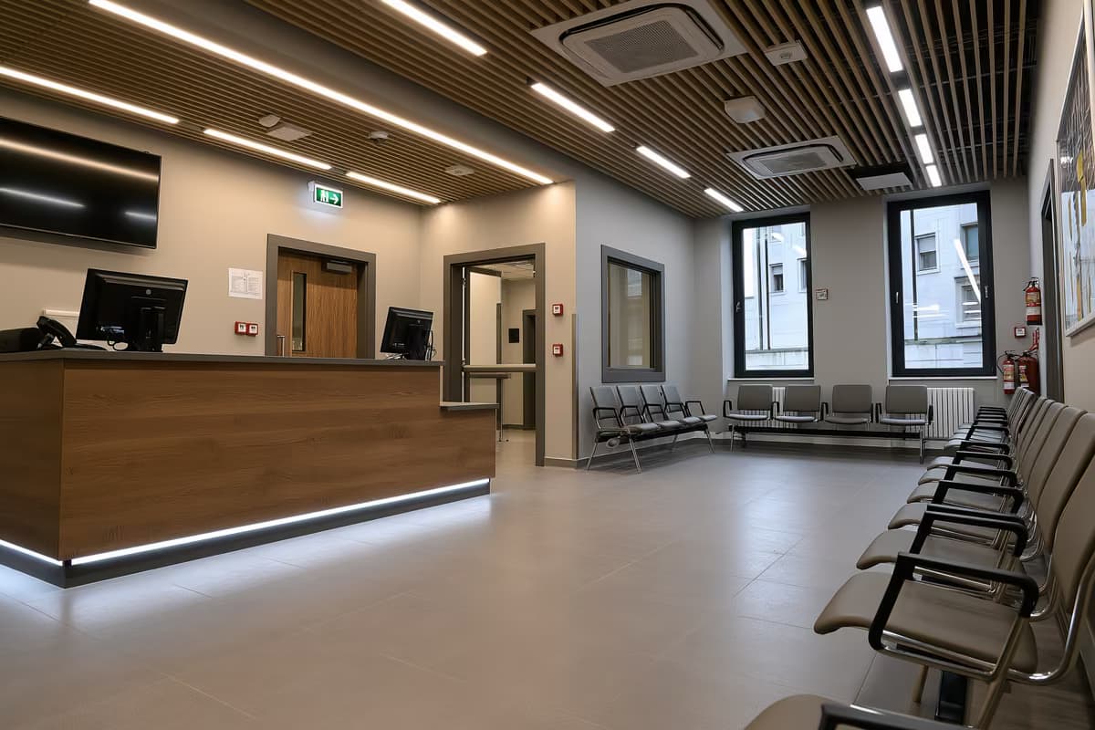 Ένα επίσημο γραφείο εξυπηρέτησης και άδειες καρέκλες σερβιρίσματος σε ένα ήσυχο δημόσιο γραφείο.