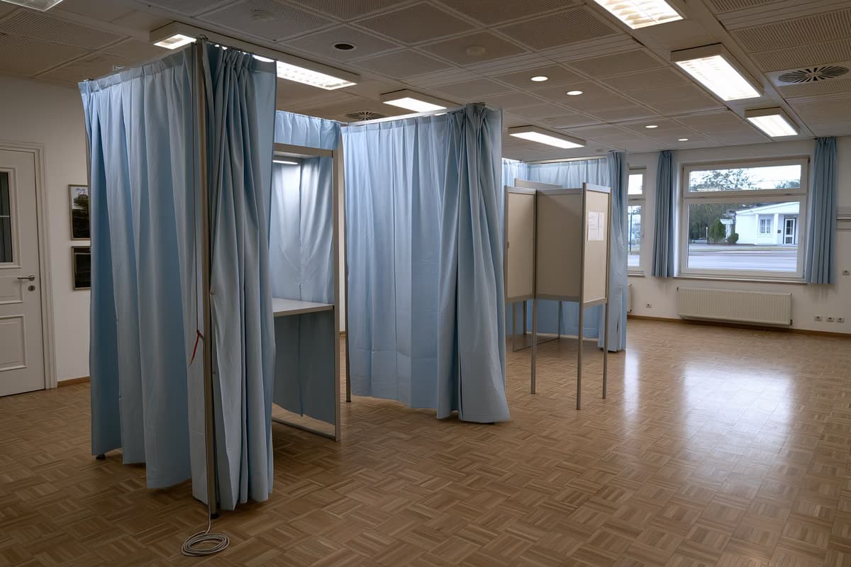Ένα άδειο εκλογικό θάλαμο με ένα μολύβι σε μια κλωστή σε μια γερμανική κοινοτική αίθουσα